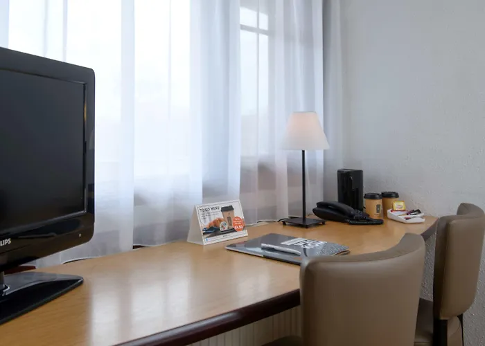 Hotel Campanile & Restaurant Oost 3*