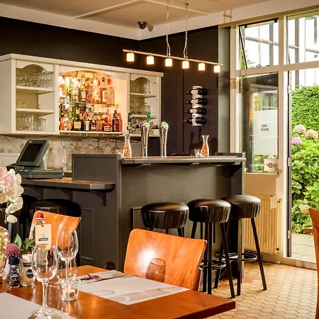 Campanile & Restaurant Oost Отель