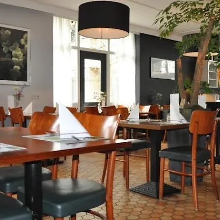 Campanile & Restaurant Oost Отель