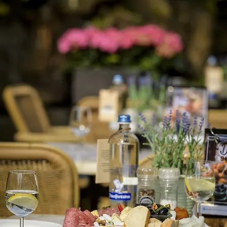 カンパニール ＆ レストラン オースト 3*