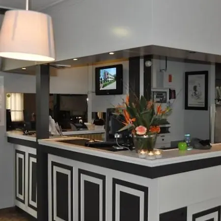 Campanile & Restaurant Oost Отель