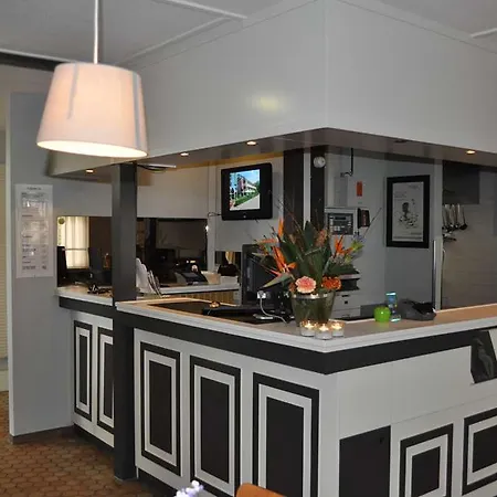 カンパニール ＆ レストラン オースト ホテル