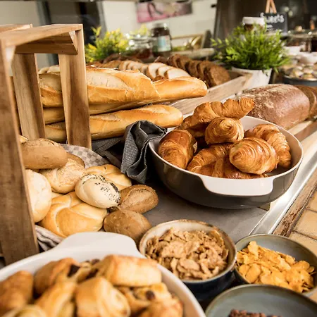 Campanile & Restaurant Oost 3*